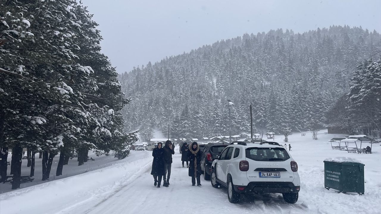Abant Gölü Milli Parkı'nda Nisan Ayında Yağan Kar Doğaseverleri Buluşturdu