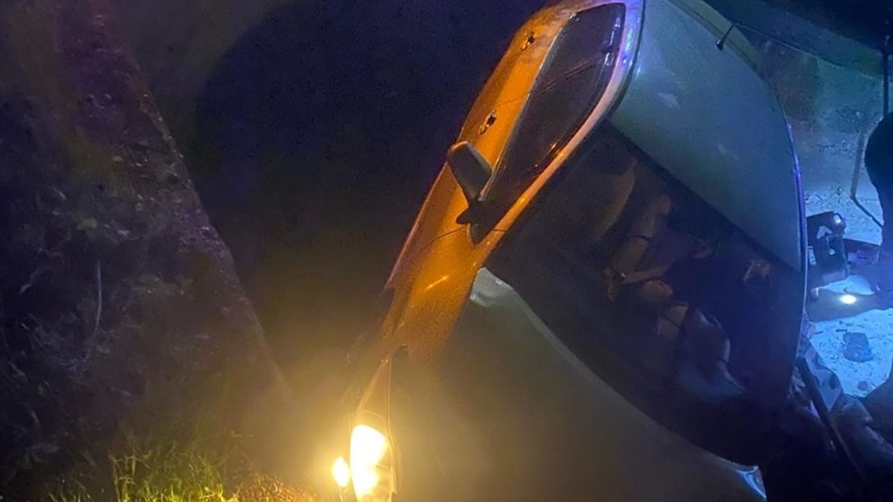 Adana Çukurova'da Otomobil Şarampole Devrildi, İki Kişi Yaralandı