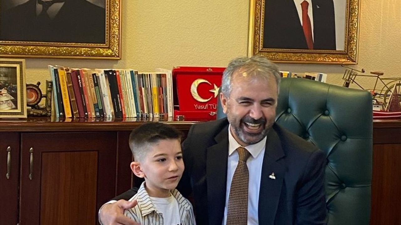 Adana'da 23 Nisan Kutlamalarında Dikkat Çeken Öğrenciye Ödül