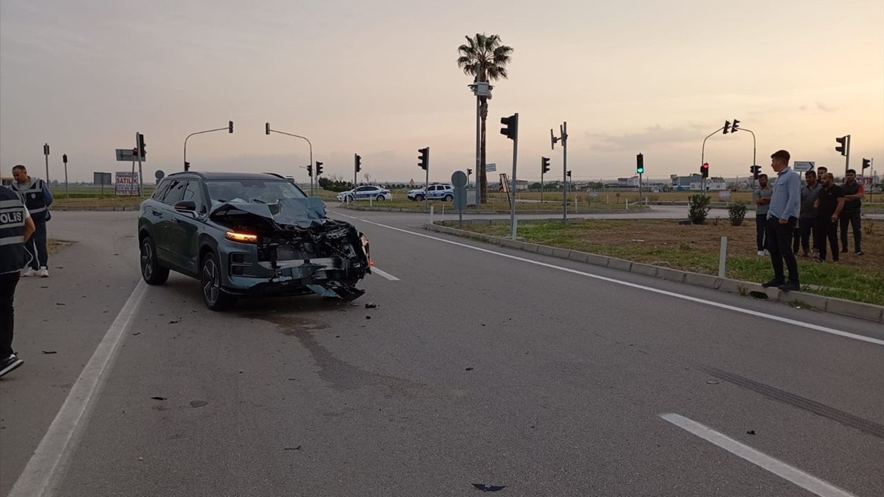 Adana'da Cip ile Motosiklet Çarpıştı: 2 Ağır Yaralı