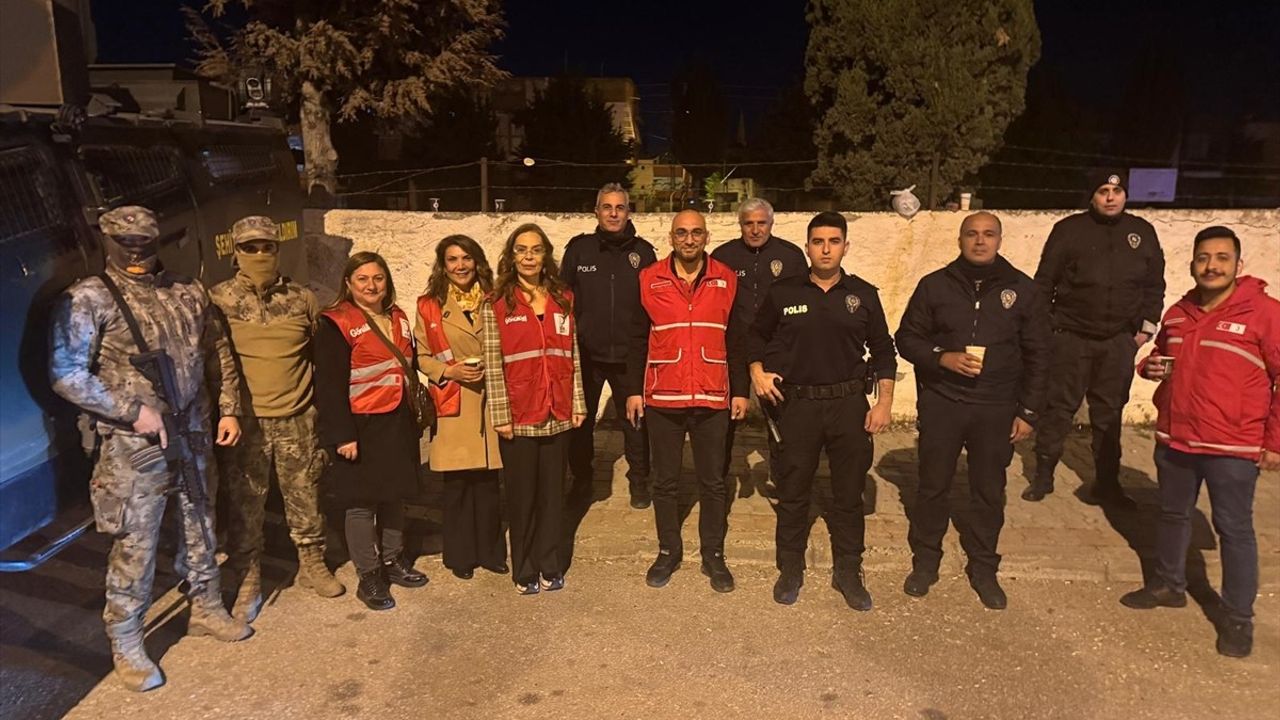 Adana'da Görev Başındaki Polislere Kızılay'dan Çorba İkramı