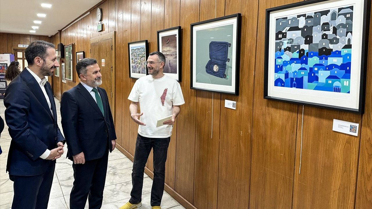 Adana'da 'Hala Yaşıyorum' Sergisi Açıldı