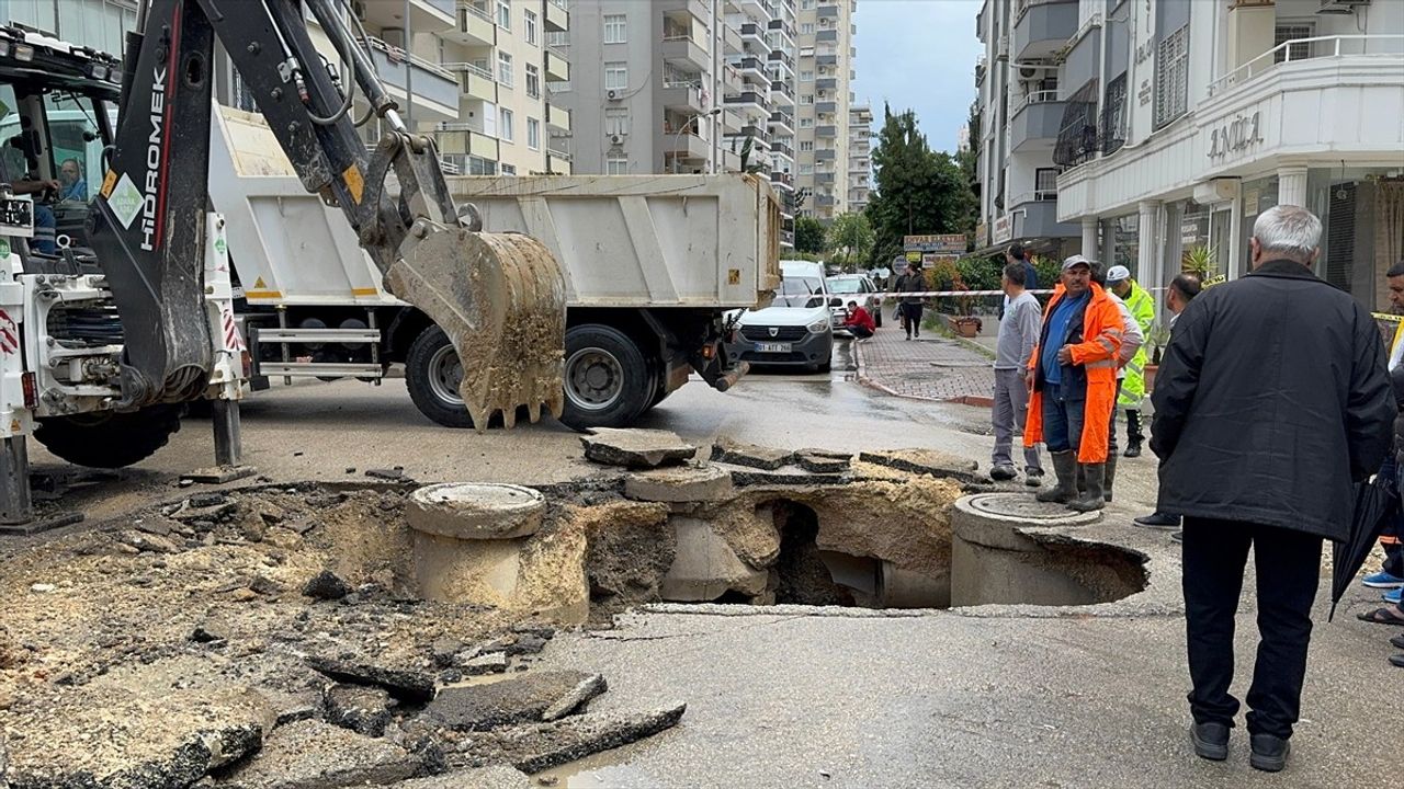 Adana'da Sağanak Sonrası Yolda Çöken Kısımda Araç Zarar Gördü