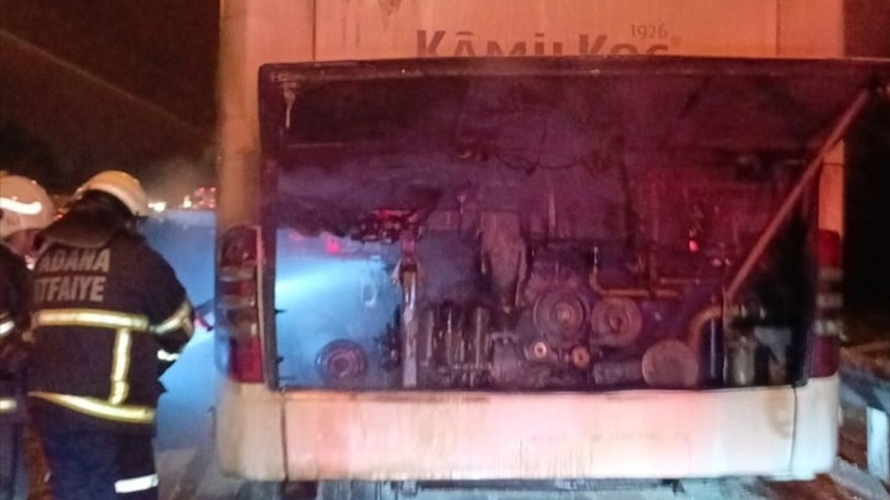 Adana'da Seyir Halindeki Yolcu Otobüsünde Yangın Çıktı