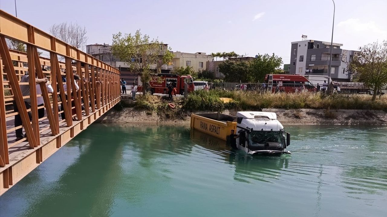 Adana'da Sulama Kanalına Düşen Tırın Sürücüsü İtfaiye Ekipleri Tarafından Kurtarıldı