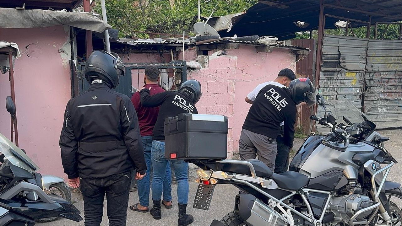 Adana'da Uyuşturucu Satıcılarına Yönelik Denetimlerde 55 Şüpheli Gözaltına Alındı