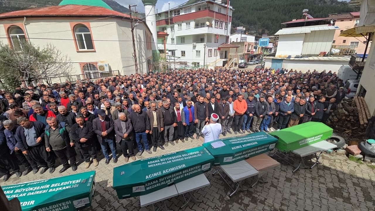 Adana'daki Trafik Kazasında Hayatını Kaybeden Güleç Ailesi Son Yolculuğuna Uğurlandı