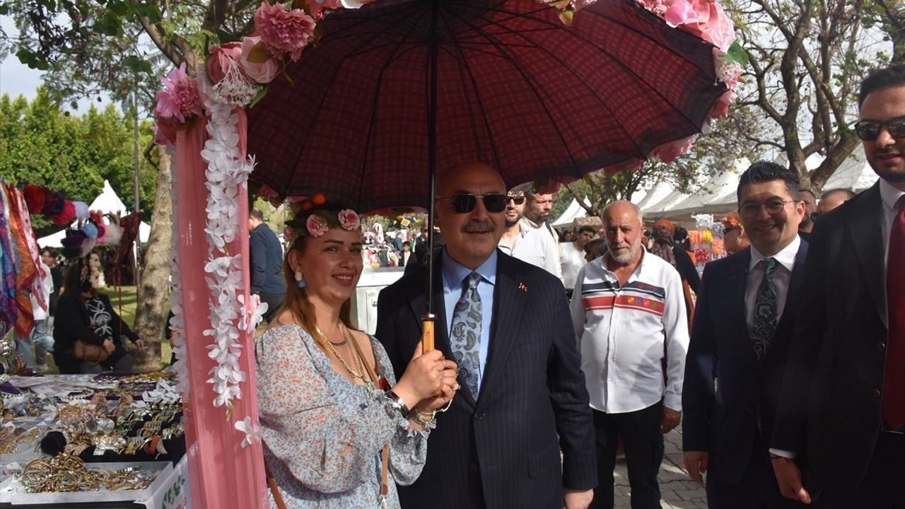 Adana Valisi Yavuz Selim Köşger, 'Hala Yaşıyorum' Sergisini Ziyaret Etti