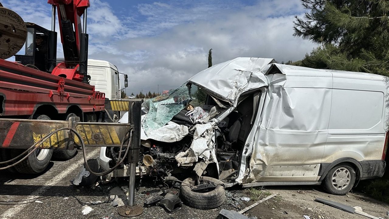 Adıyaman'da Hafriyat Kamyonu ile Minibüs Çarpıştı: 1 Ölü, 1 Yaralı