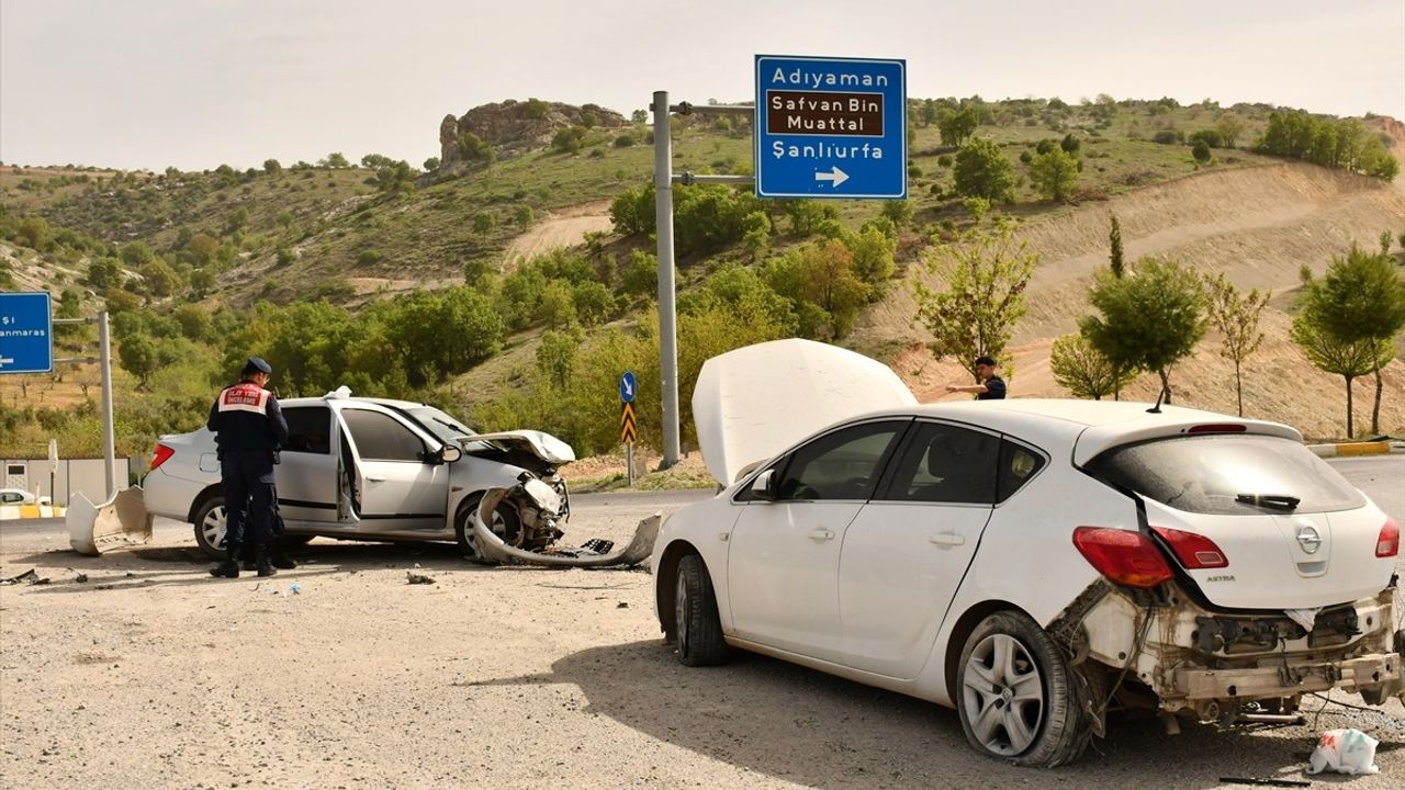 Adıyaman'da iki otomobil çarpıştı: 8 yaralı