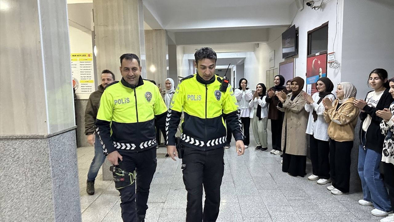 Adıyaman'da Polisler, Öğrencilerin Pasta Sürpriziyle Karşılaştı
