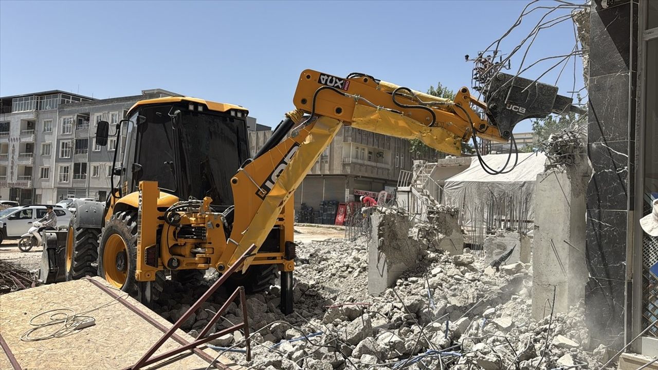 Adıyaman'da Projeye Aykırı İnşaata Müdahale: Yıkım Gerçekleştirildi