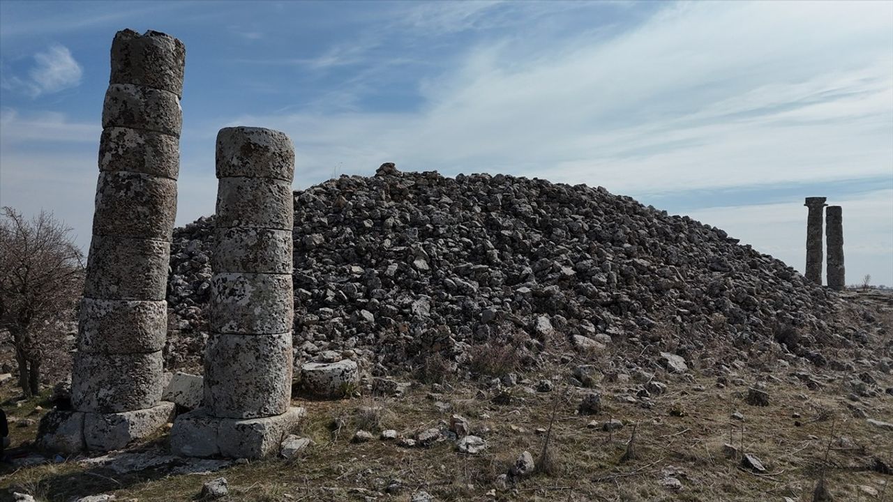 Adıyaman'daki Dikilitaş Tümülüsü Doğa Yürüyüşü Severleri Bekliyor