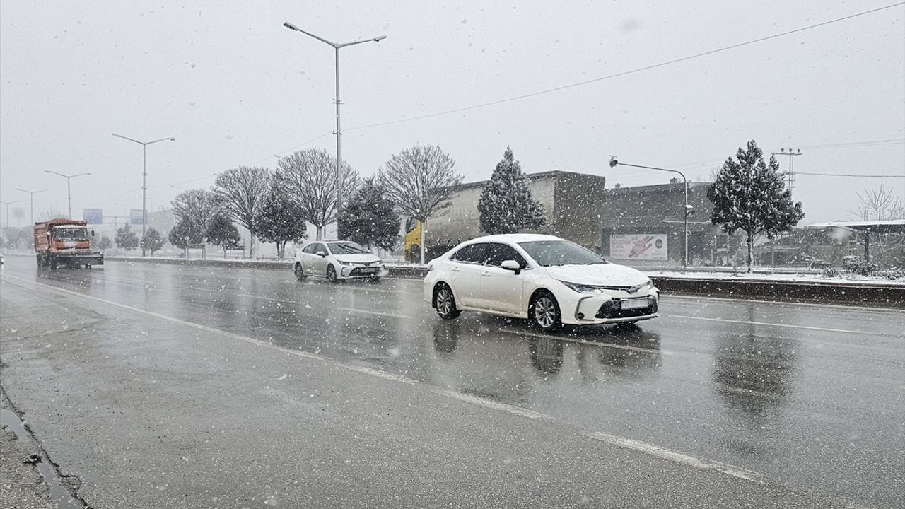 Afyonkarahisar'da Kar Yağışı Etkili Oluyor