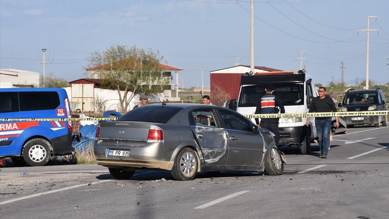 Afyonkarahisar'da Midi Otomobil Kazasında 12 Kişi Yaralandı