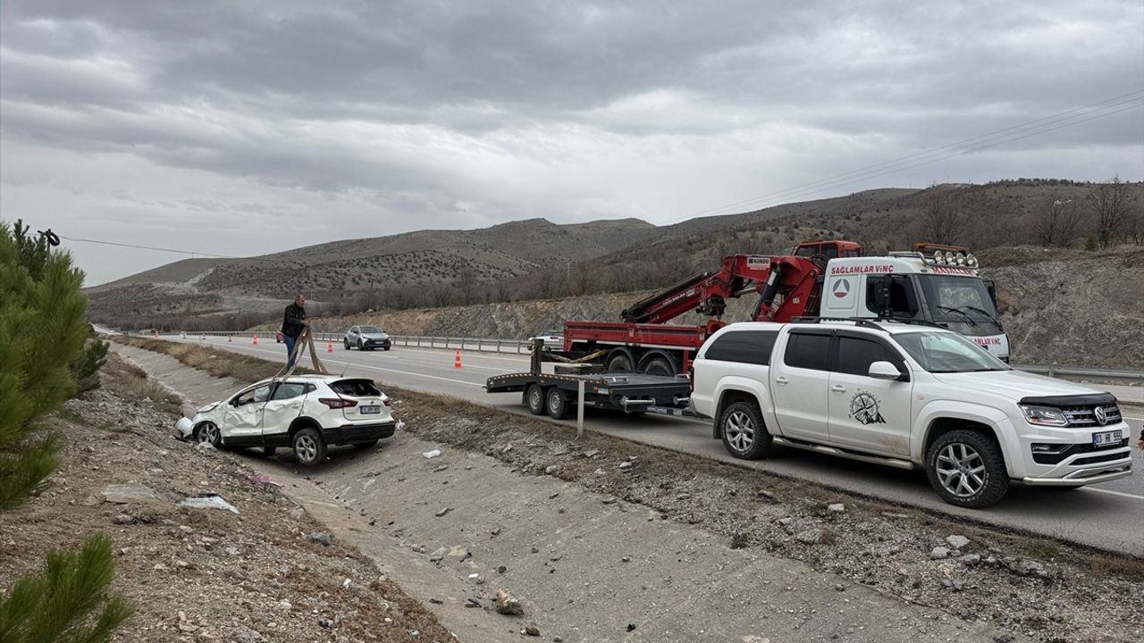 Afyonkarahisar'da Otomobil Devrildi: 4 Yaralı