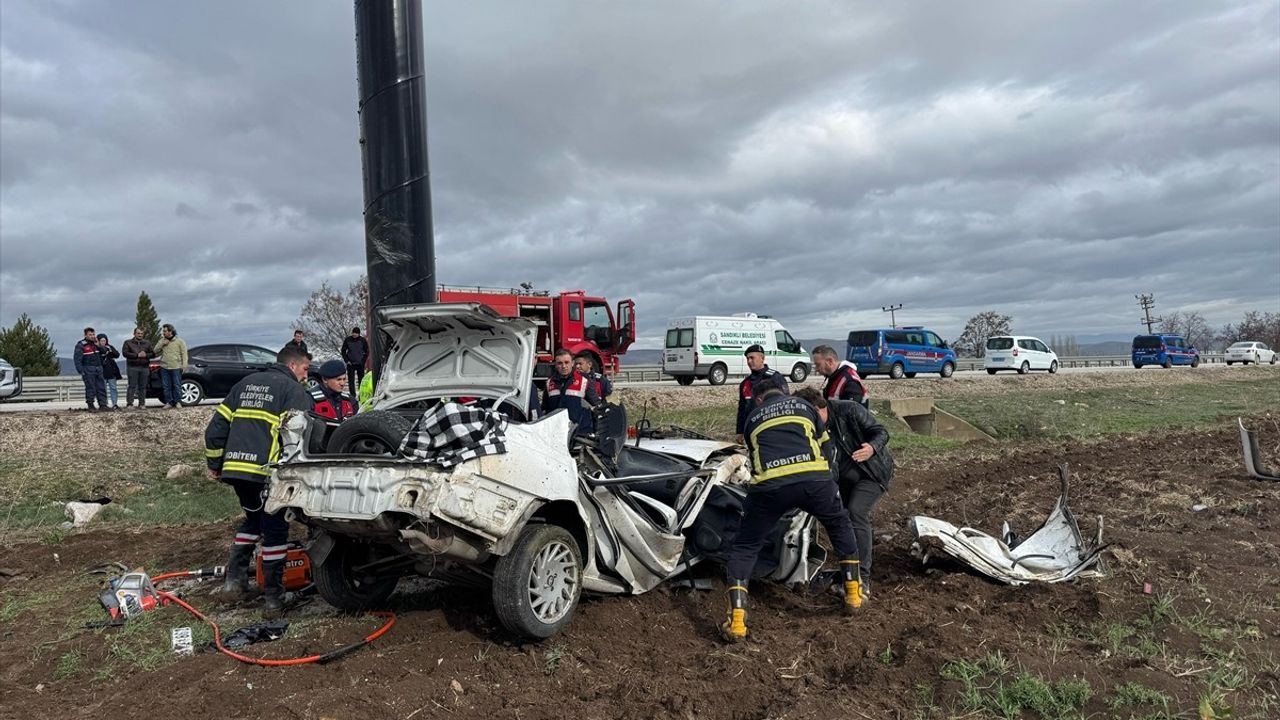 Afyonkarahisar'da Reklam Tabelasına Çarpan Otomobilin Sürücüsü Hayatını Kaybetti