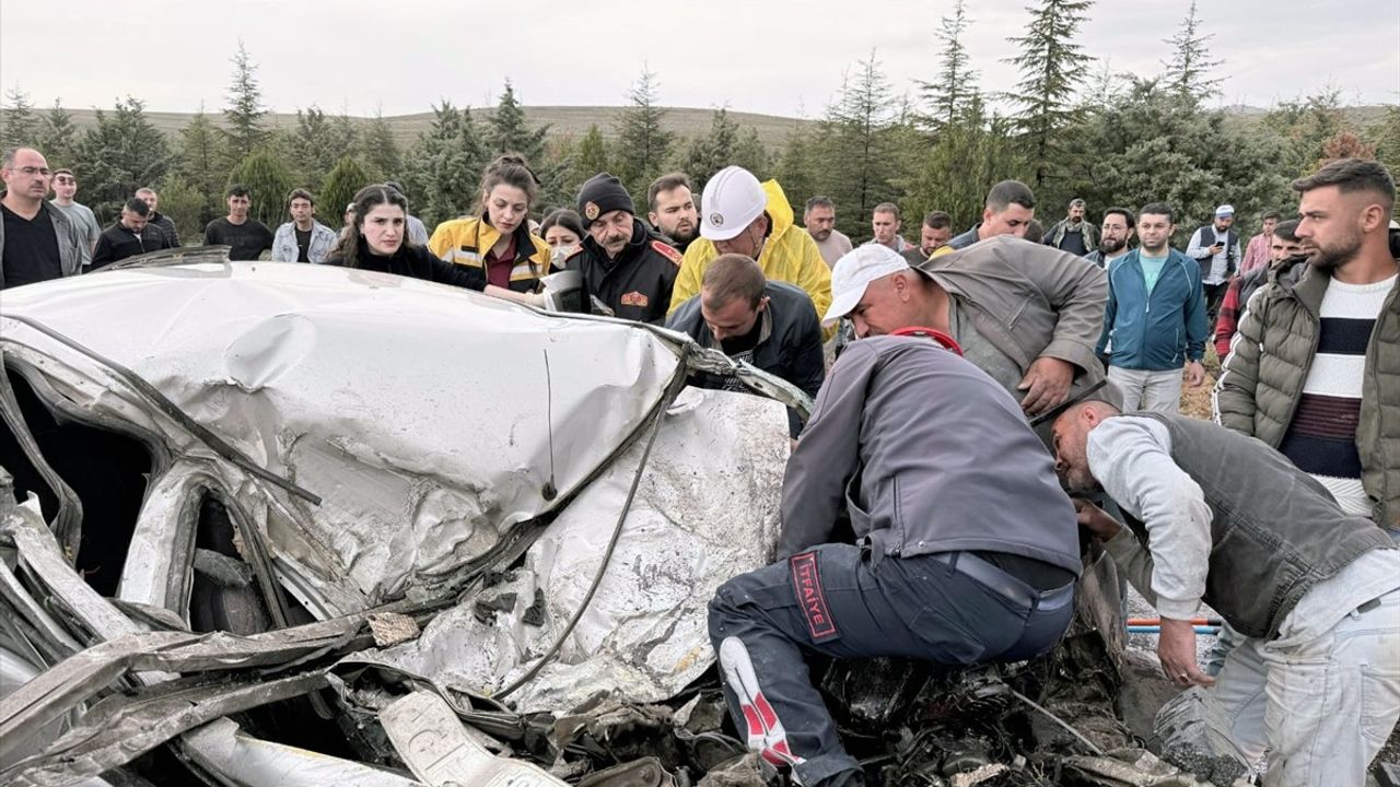 Afyonkarahisar'da Tır ile Otomobil Çarpıştı: 1 Ölü, 1 Yaralı