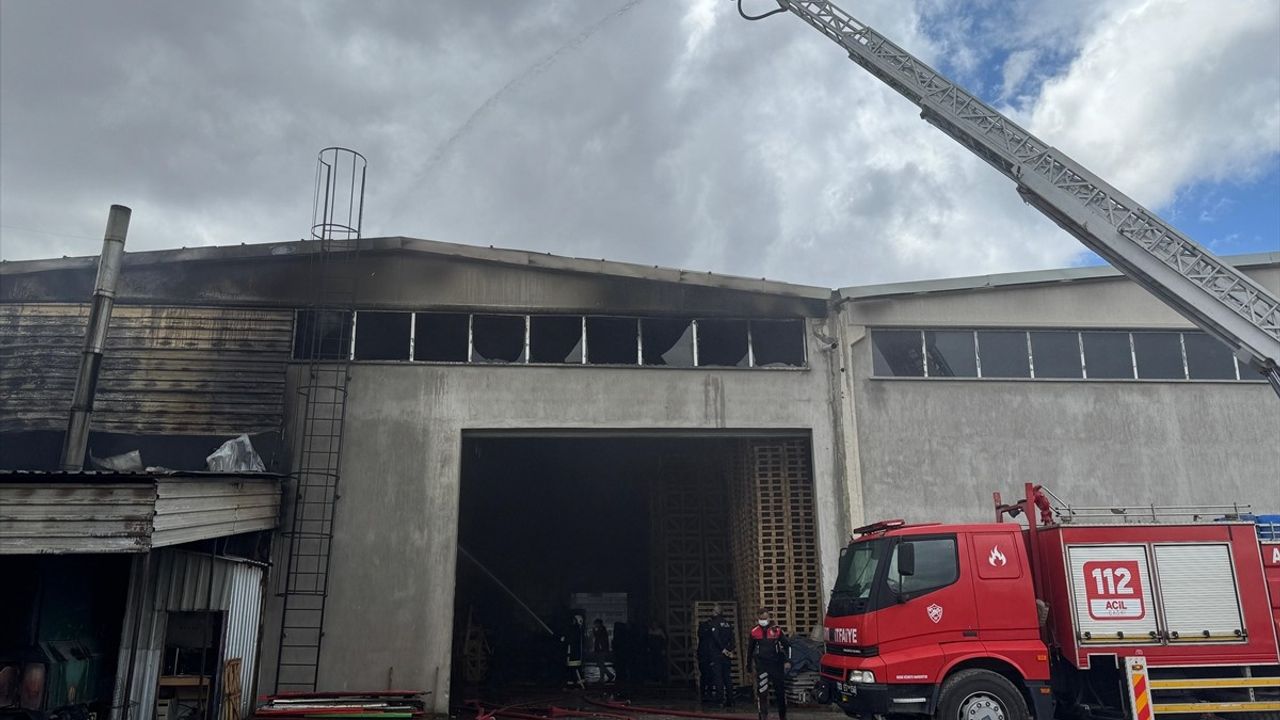 Afyonkarahisar'daki Kereste Fabrikasındaki Yangın Kontrol Altına Alındı