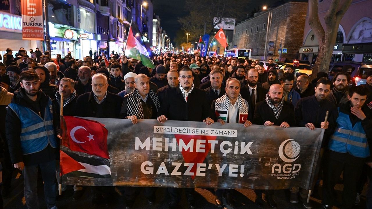 AGD Üyeleri, Gazze'ye Yönelik İsrail Saldırılarını Fatih'te Protesto Etti