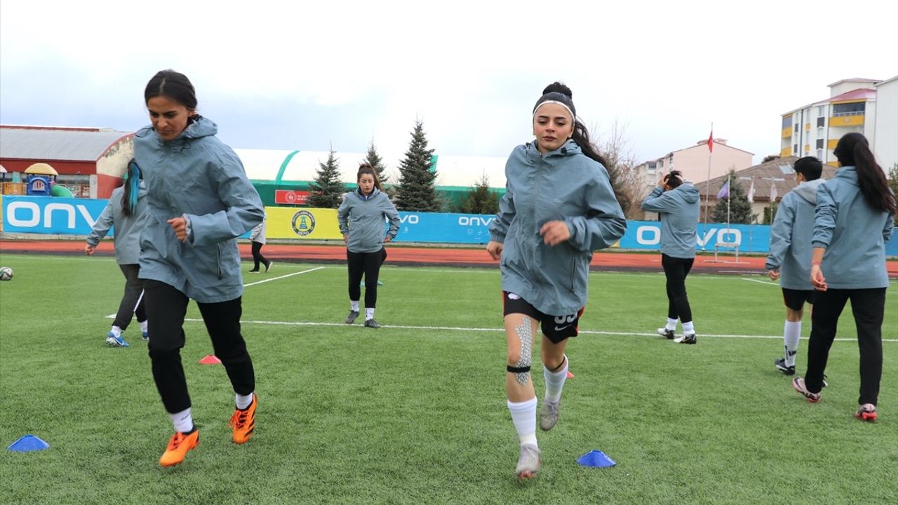 Ağrı Aile ve Sosyal Politikalar Kadın Futbol Takımı 1. Lig Hedefinde