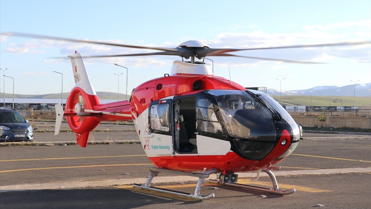 Ağrı'da Ambulans Helikopter, Göz Hastalığı Bulunan Bebeği Van'a Sevk Etti