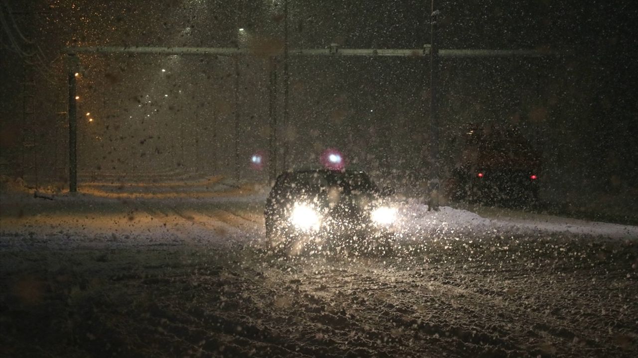 Ağrı'da Bahara Rağmen Yoğun Kar Yağışı