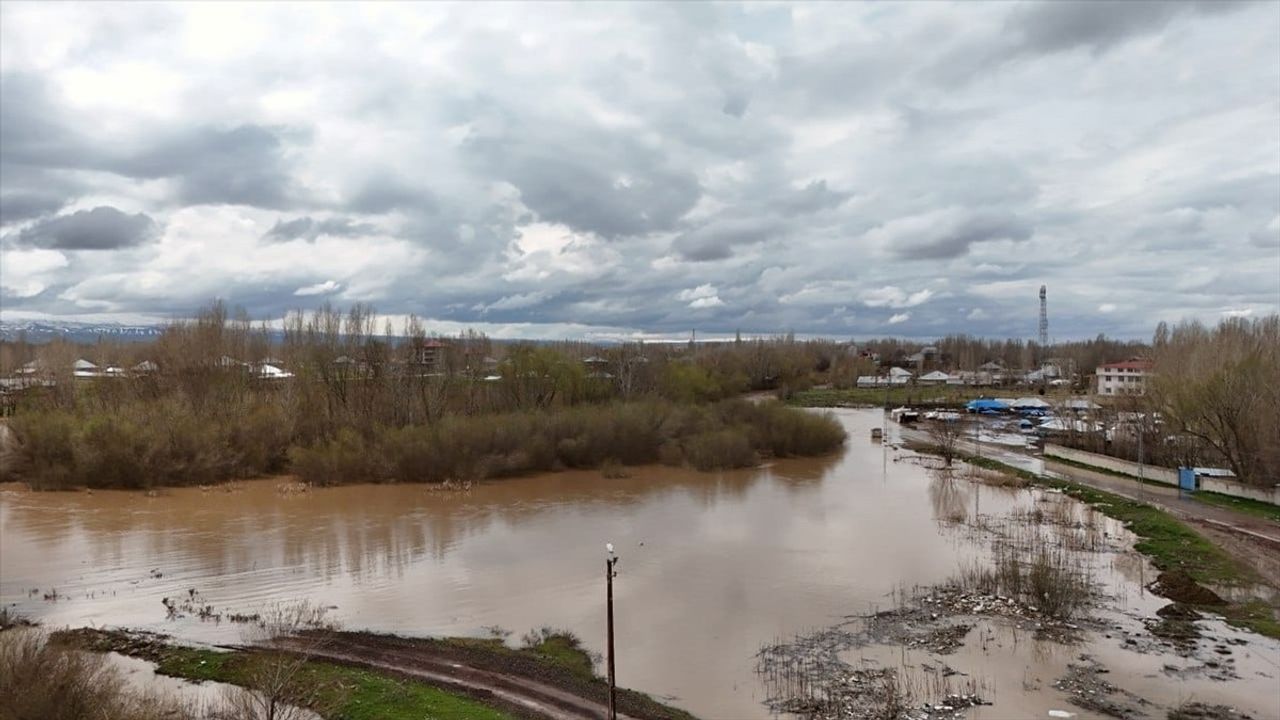 Ağrı'da Sağanak Sonrası Badişan Deresi Taştı, Ekipler Müdahale Ediyor