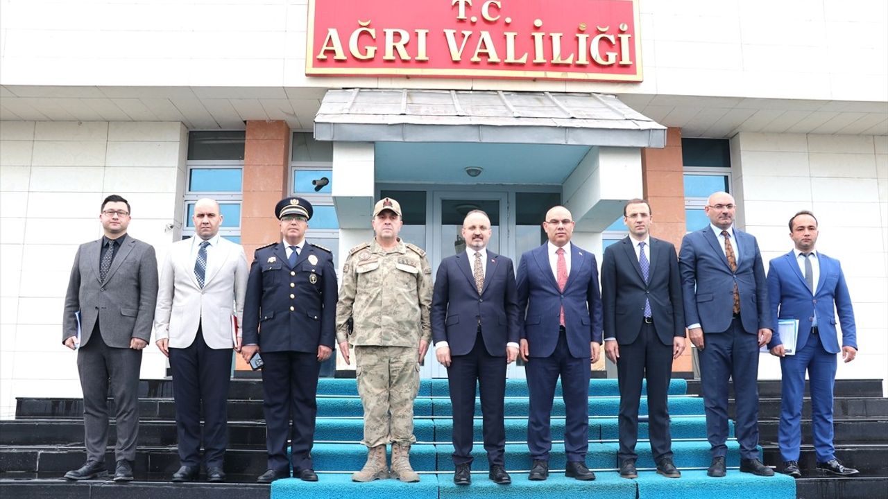 Ağrı'da Sokak Hayvanları İçin Yeni Çözümler Üzerine Toplantı Yapıldı