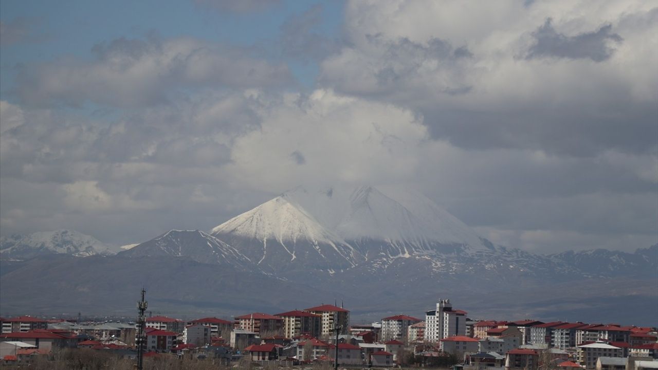 Ağrı'nın Kösedağ'ında Bahar Kar Esintisi