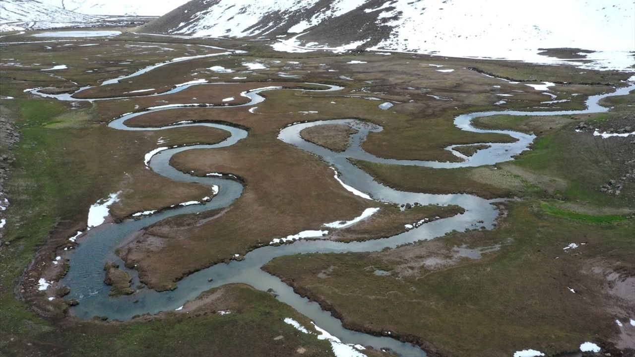 Ağrı'nın Ovalarında Bahar, Dağlarında Kış Görüntüleri