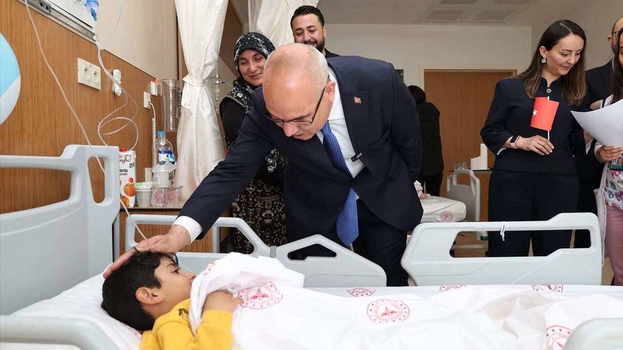 Ağrı Valisi Koç, Tedavi Gören Çocukların Bayramını Kutladı