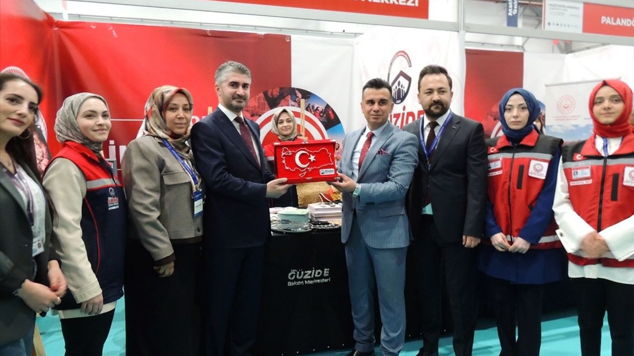 Aile ve Sosyal Hizmetler Bakan Yardımcısı Tarıkdaroğlu Engelli Bireylerin Eserlerini İnceledi