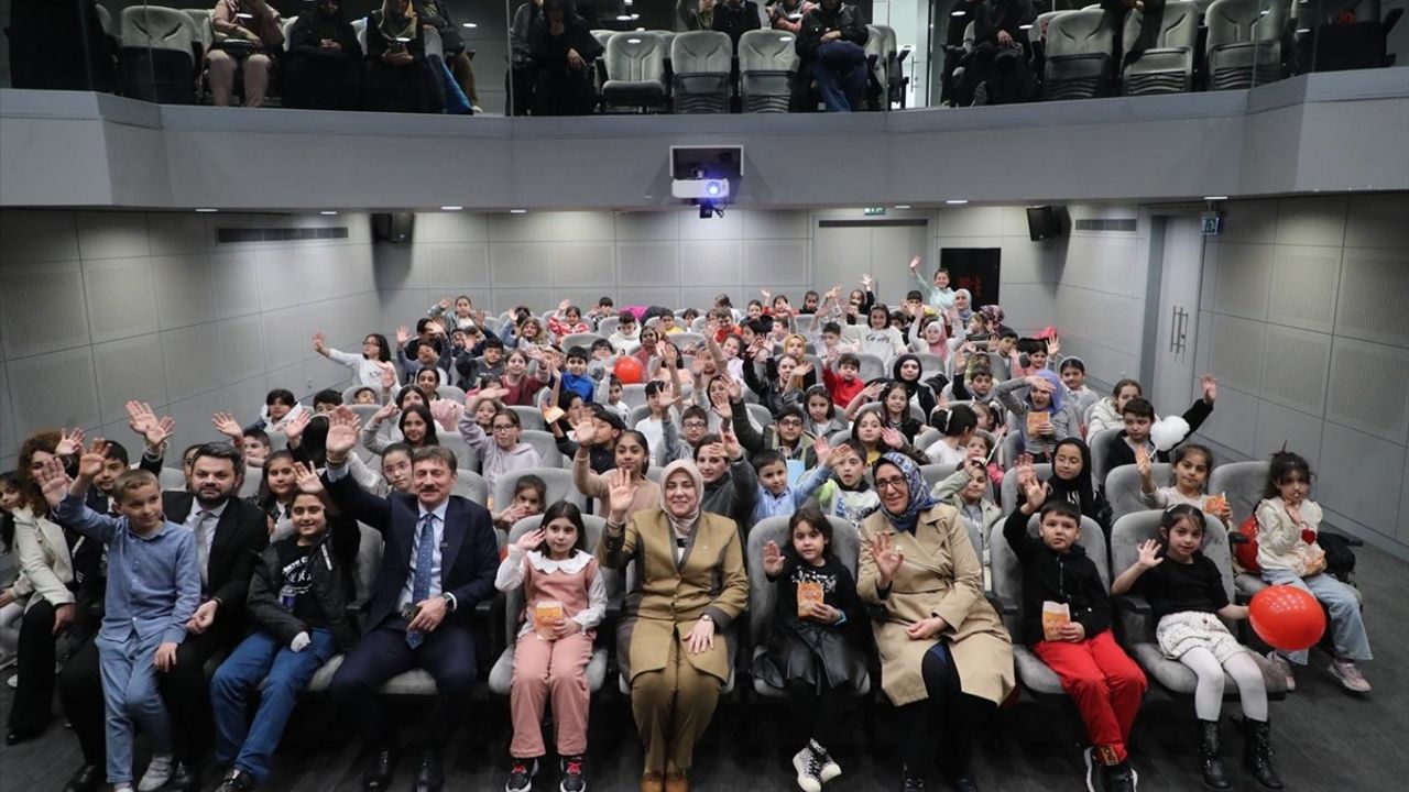 AK Parti Kadın Kolları Başkanı Tuğba Işık Ercan, Hastanedeki Çocukları Ziyaret Etti