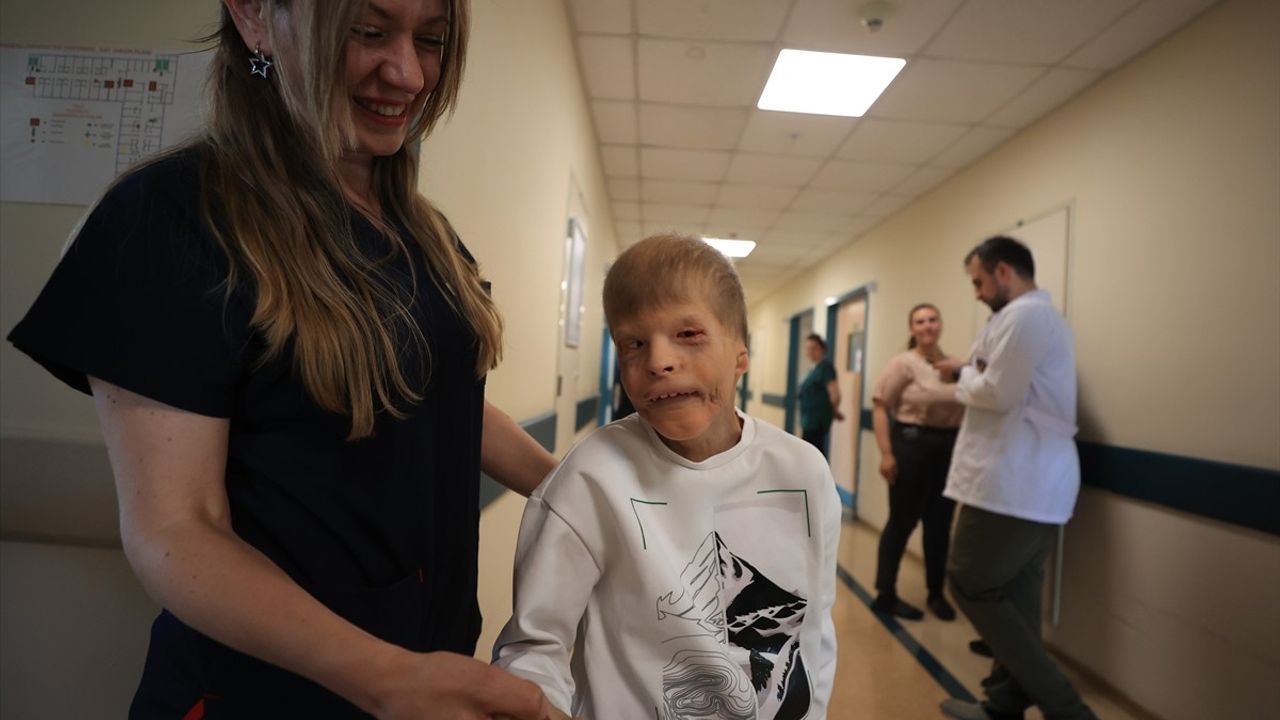 Akdeniz Üniversitesi'nde Savaş Mağduru Ukraynalı Çocuğa Kulak Yapılacak