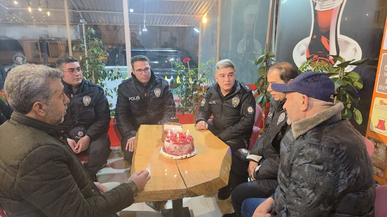 Aksaray'da Polis Ekiplerine Sürüpriz Kutlama