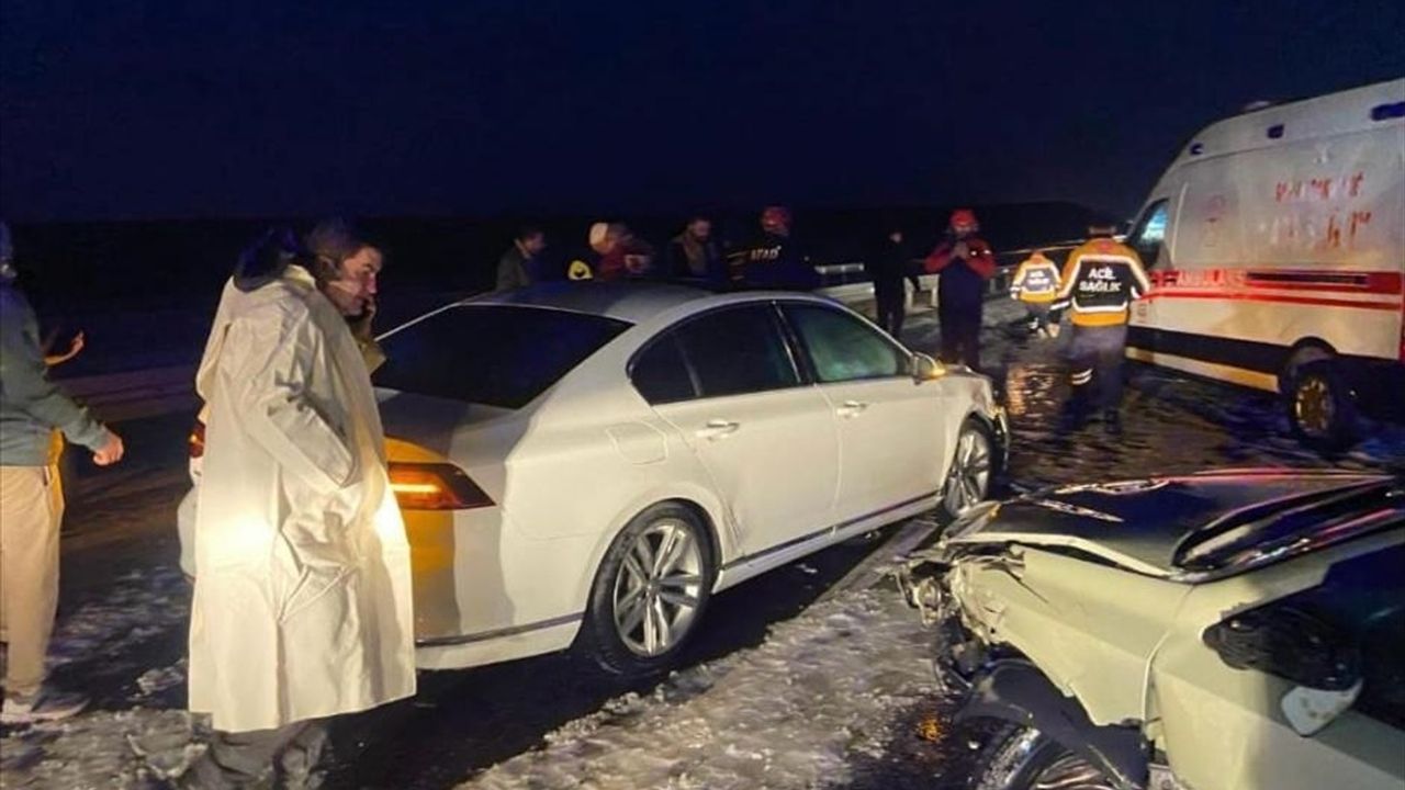 Aksaray'daki Zincirleme Trafik Kazasında 15 Kişi Yaralandı