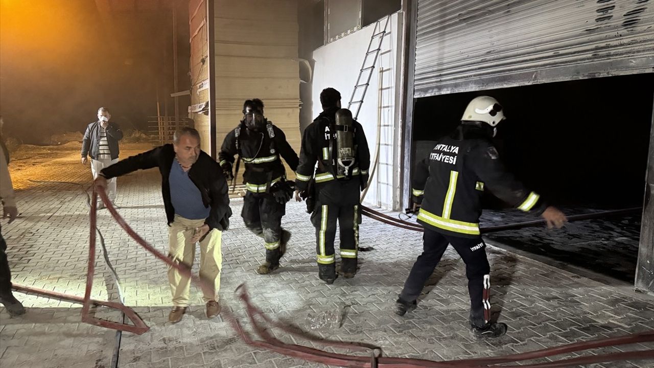 Alanya'da Mobilya Atölyesinde Yangın: Hasar Tespit Edildi