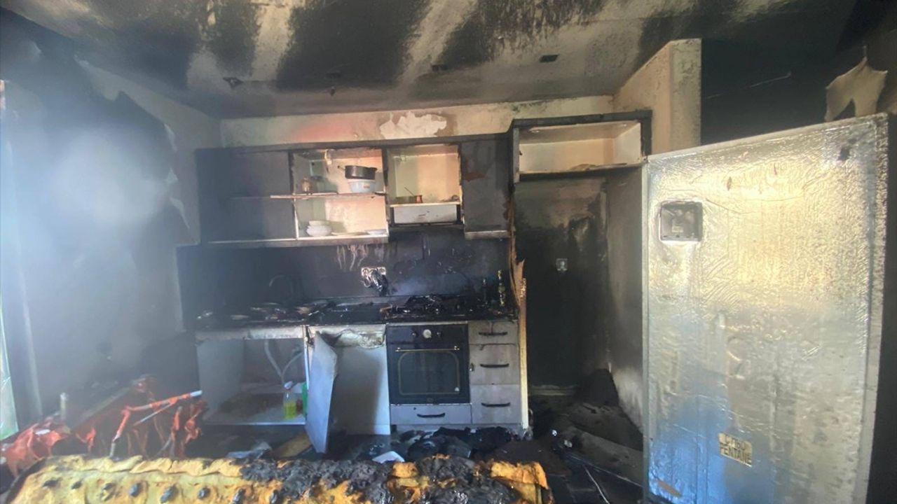 Alanya'daki Ev Yangınında 1 Kişi Dumandan Etkilendi