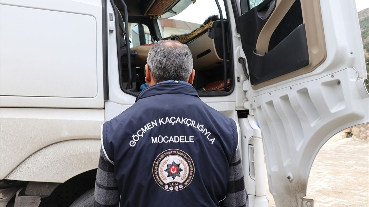Amasya'da Canlı Hayvan Taşıyan Tırlarda 5 Düzensiz Göçmen Yakalandı