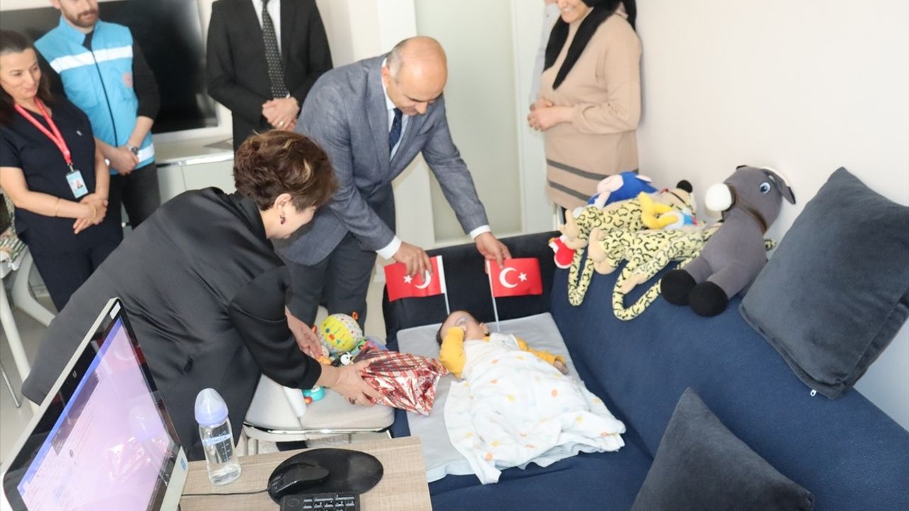Amasya'da Evde Sağlık Hizmeti Alan Bebeğe 23 Nisan Sürprizi