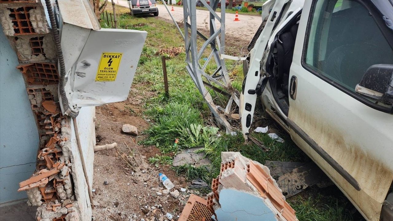 Amasya'da Hafif Ticari Araç Ev Duvarına Çarptı, 4 Yaralı