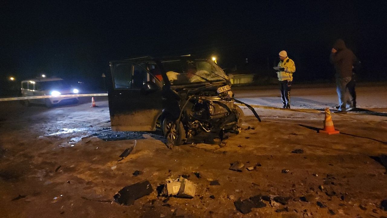 Amasya'da Panelvan ve Hafif Ticari Araç Çarpıştı: 7 Yaralı