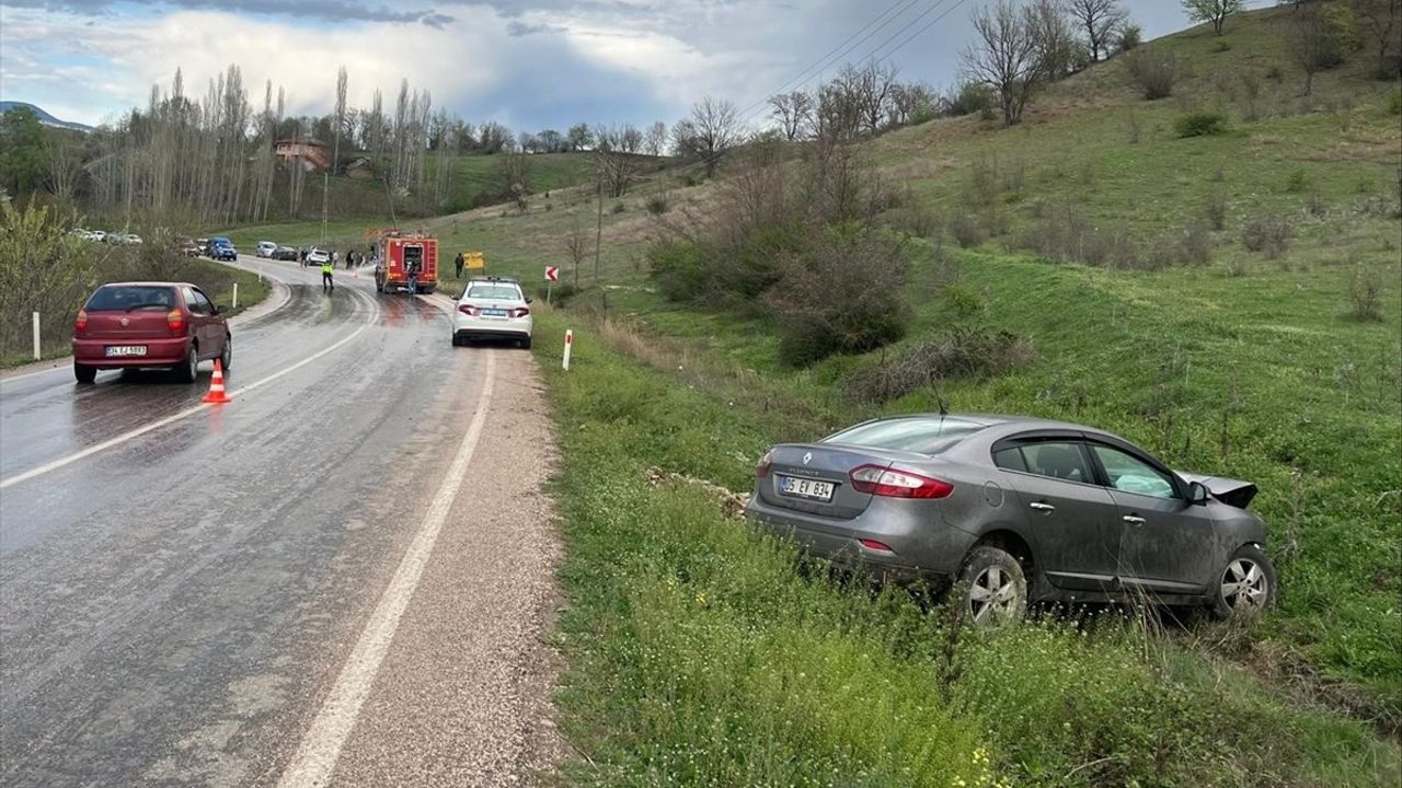 Amasya'nın Taşova İlçesinde İki Otomobil Çarpıştı: Üç Yaralı