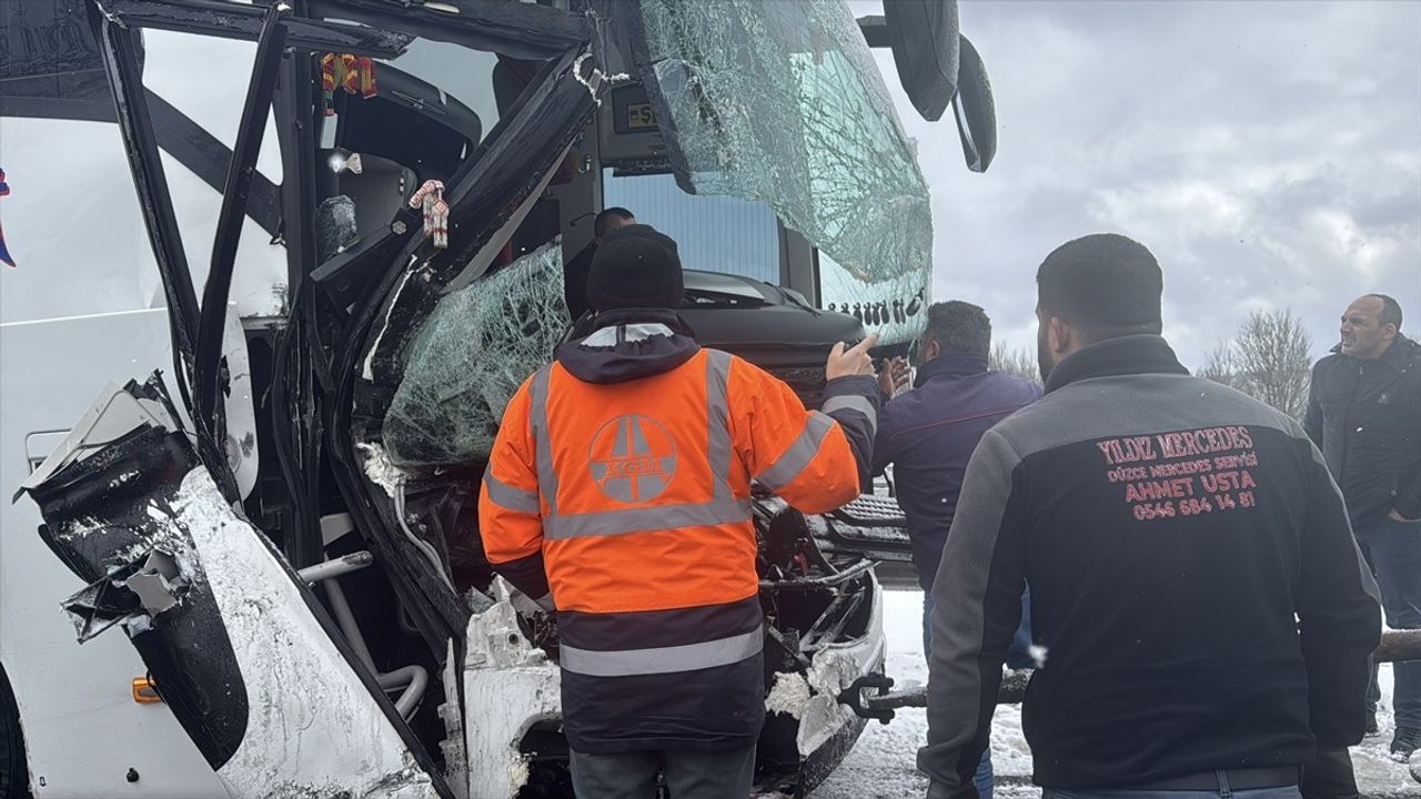 Anadolu Otoyolu Bolu Dağı Geçişinde Zincirleme Kaza Sonrası Yol Ulaşıma Açıldı