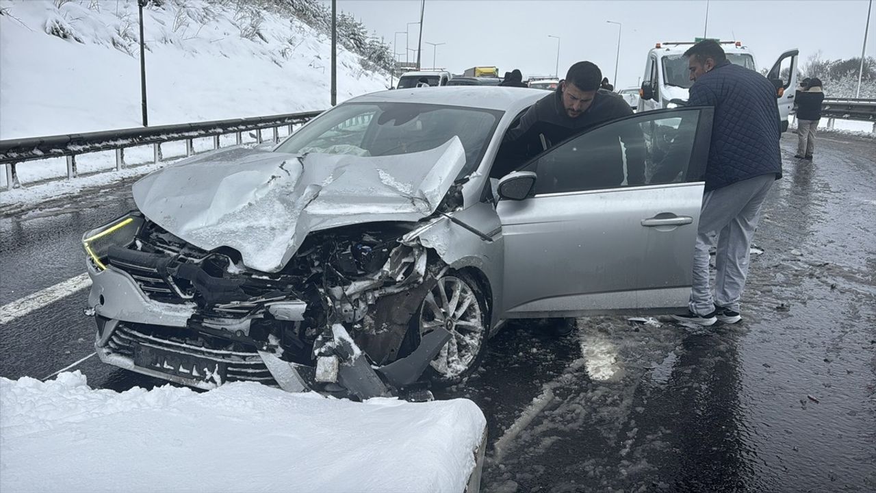 Anadolu Otoyolu Bolu Dağı Geçişinde Zincirleme Kaza: Yol Ulaşıma Kapandı