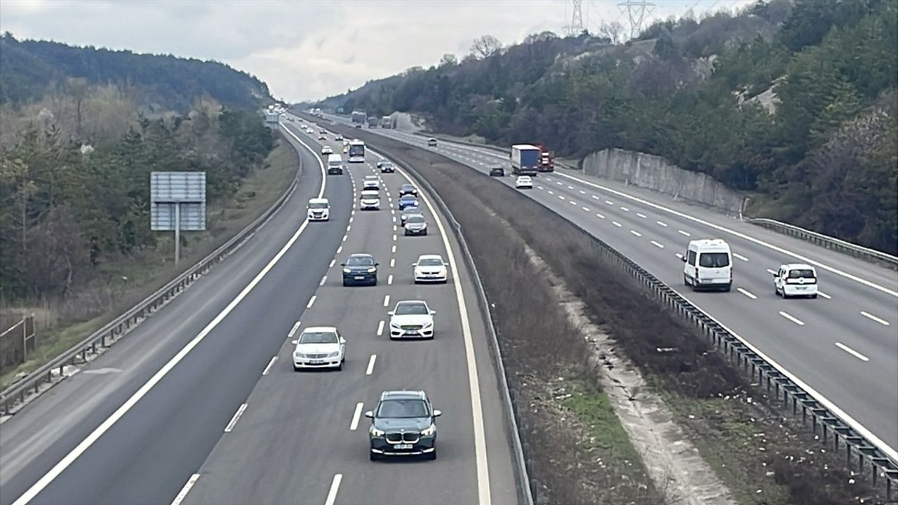 Anadolu Otoyolu Bolu Kesiminde Tatil Dönüşü Yoğunluğu Devam Ediyor