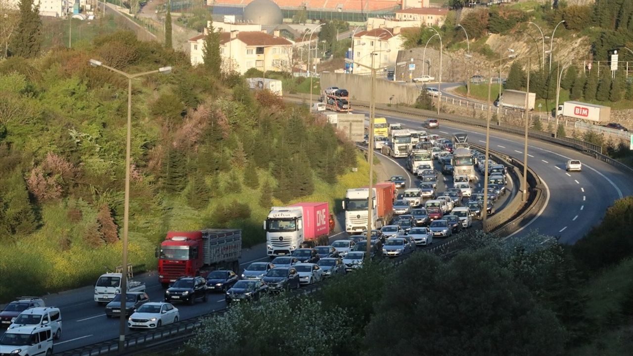 Anadolu Otoyolu Kocaeli Kesiminde Trafik Yoğunluğu