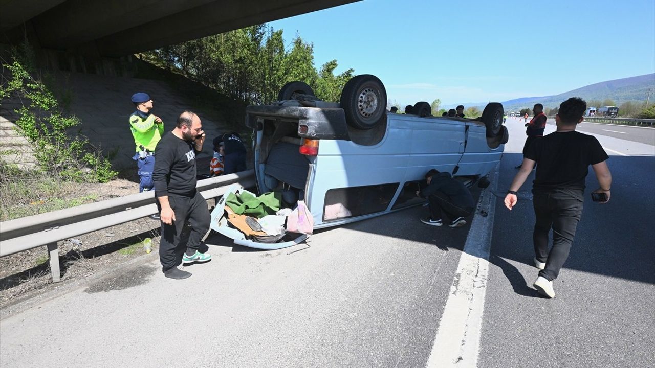 Anadolu Otoyolu'nda Cenaze Dönüşü Minibüs Devrildi: 4 Yaralı