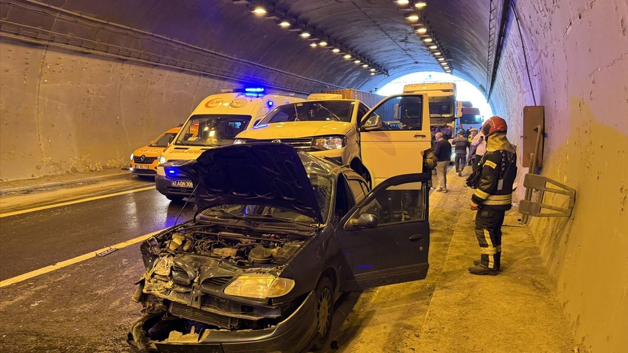 Anadolu Otoyolu'nda Kaza: İstanbul İstikametinde Ulaşım Durdu